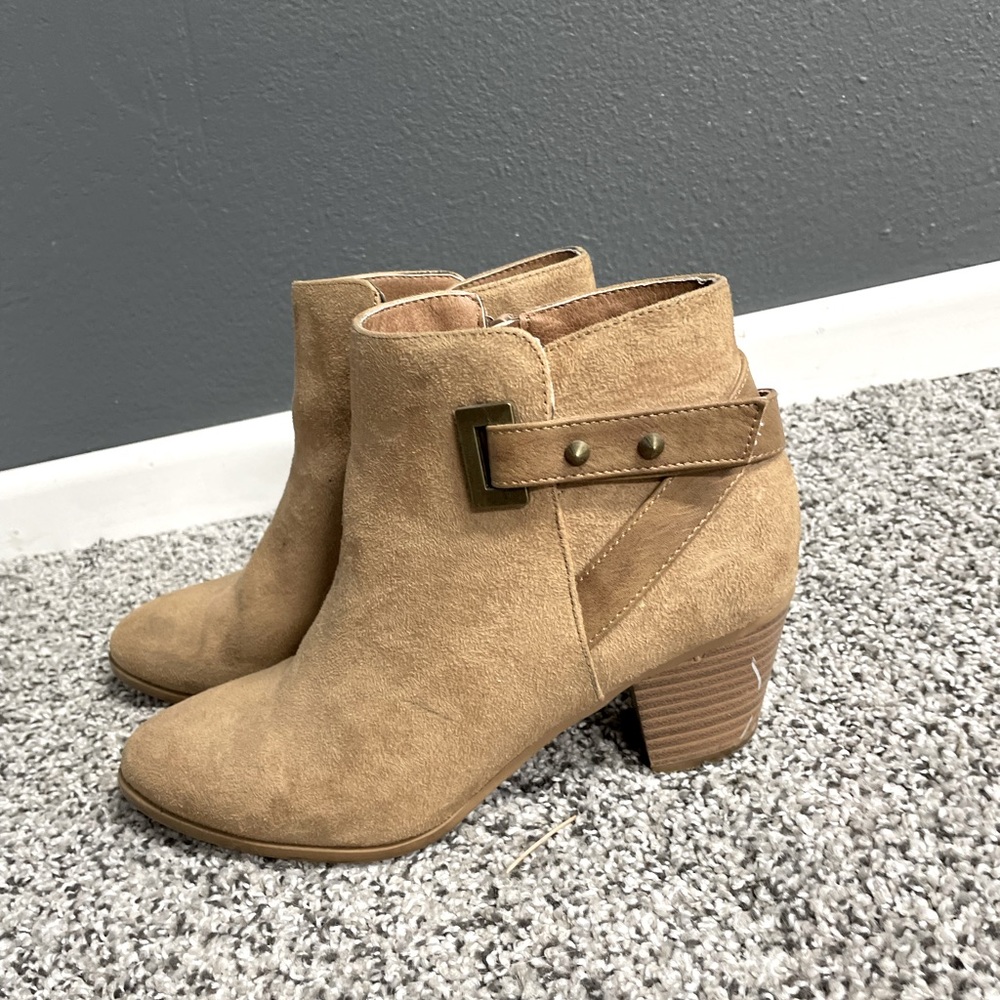 Women’s size 8.5 tan ankle boots